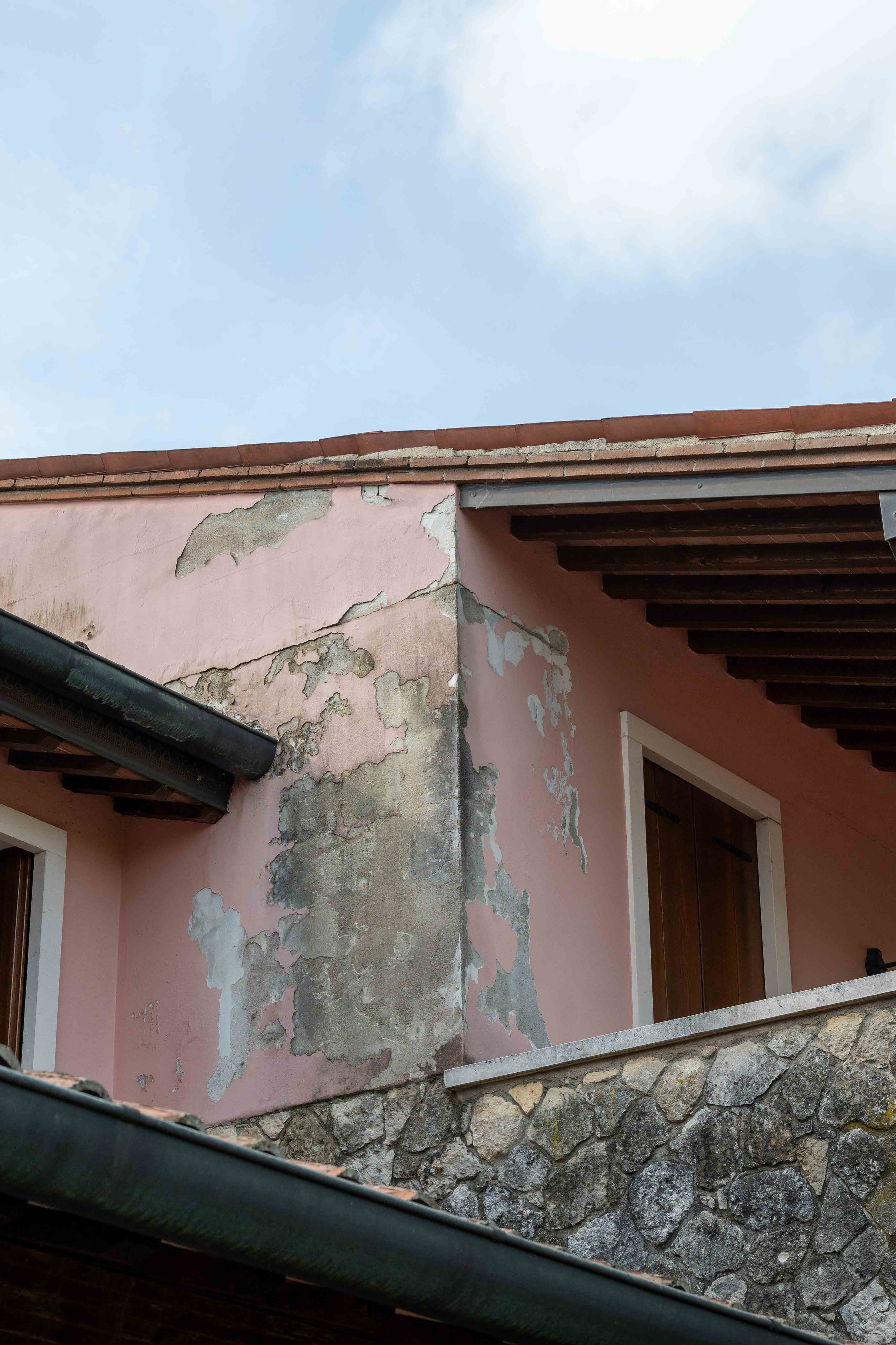 Colre muro rovinato e vecchio