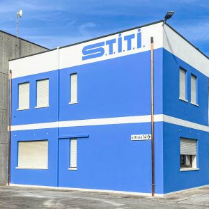 Azienda con capannone tinteggiatura esterna